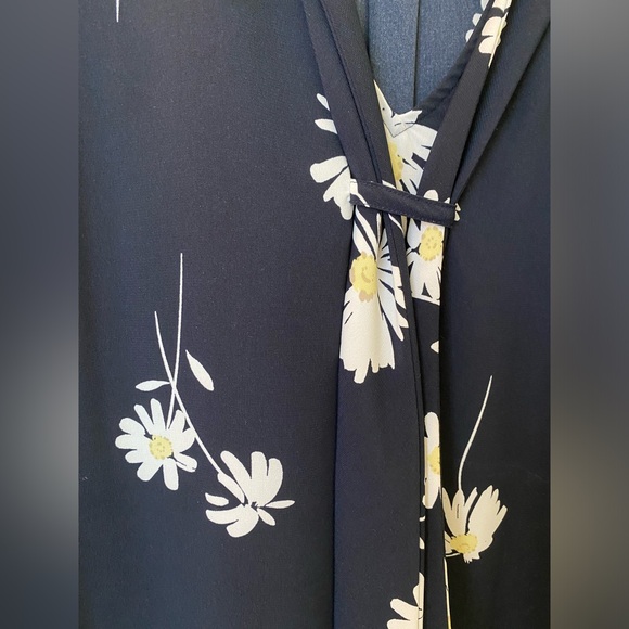 EUC Tommy Hilfiger Navy Floral Sleeveless Blouse - Picture 3 of 5